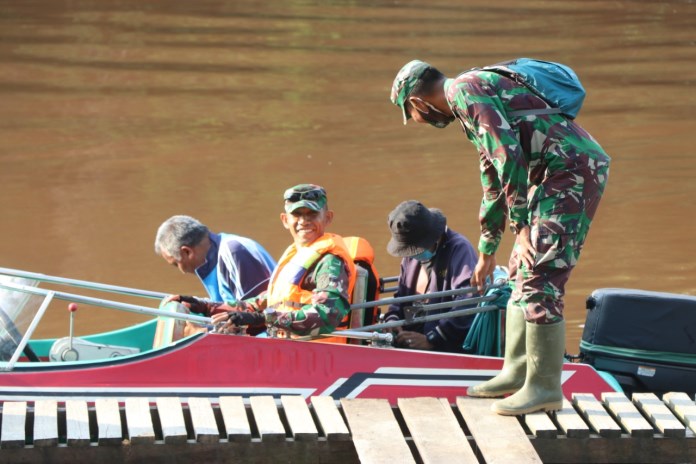 Dansatgas Letkol Inf Eko Bintara Saktiawan menaiki speed boot saat hendak menyebarangi Sungai Ketungau menuju lokasi TMMD 109/ sintang. (Istimewa)