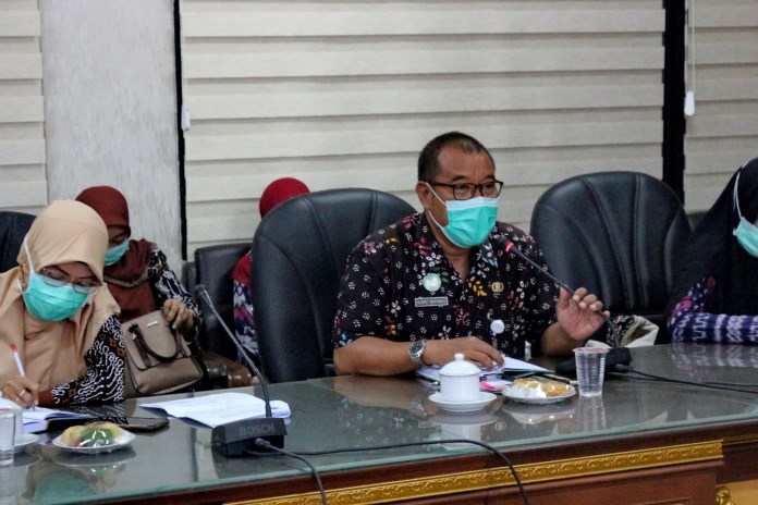 Kepala Dinkes Kota Pekalongan Slamet Budiyanto saat menghadiri rapat kerja bersama Komisi C DPRD Kota Pekalongan, Rabu (14/10/2020). (Lutfi Hanafi/Jawa Pos Radar Semarang)