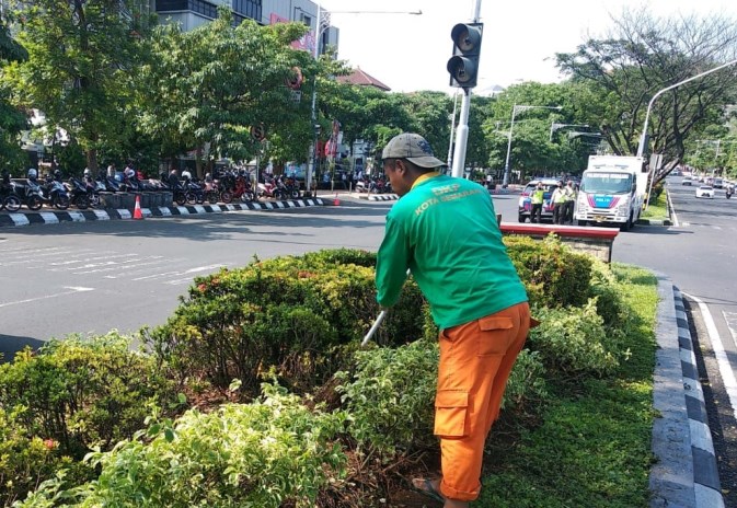 Kondisi taman Jalan Pahlawan rusak akibat diinjak-injak pengunjuk rasa. (Istimewa)