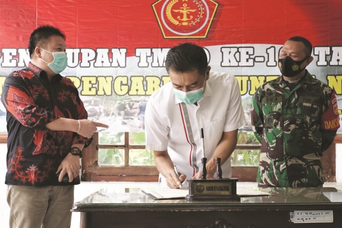 Program TMMD Sengkuyung III di Kelurahan Kauman telah rampung. Hasilnya diserahterimakan dari Komandan Kodim 0714 selaku Dansatgas TMMD kepada Wali Kota Salatiga Yuliyanto Rabu (21/10/2020). (Dhinar Sasongko/Jawa Pos Radar Semarang)