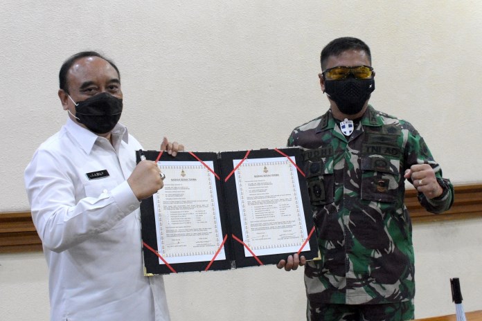 Dandim 0733 BS Semarang Kol Inf Yudhi Diliyanto menyerahkan berita acara hasil proyek bakti TMMD sengkuyung tahap III kepada Pjs Wali Kota Semarang Tavip Supriyanto di balai kota.  (Istimewa)