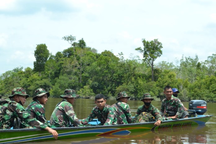 Sejumlah Satgas TMMD 109/Sintang saat hendak menuju lokasi lain dengan kapal. (Istimewa)