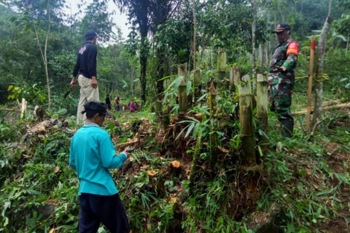 Warga bersama TNI gotong royong buka jalan menuju wisata religi Tuk Limo. (Istimewa)