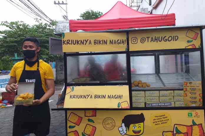 BUKA OUTLET : Tahu Go yang berpusat di Jakarta ini membuka enam outlet sekaligus di Kota Semarang, Minggu (25/10) kemarin. (ROFIK SYARIF GP/JAWA POS RADAR SEMARANG)