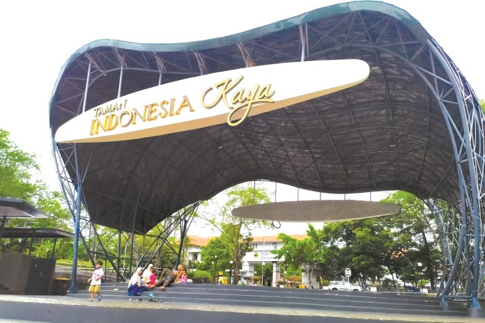 Manajemen Taman Indonesia Kaya tetap buka meski jam kunjungan masyarakat dibatasi hingga pukul 21.00. (Luqman Sulistiyawan/Jawa Pos Radar Semarang)