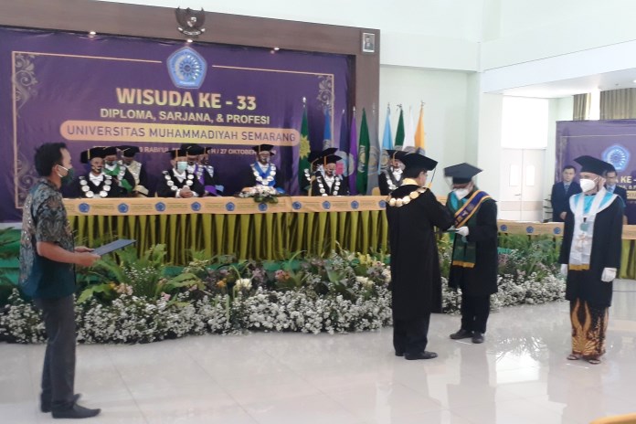 Prosesi rapat senat terbuka wisuda ke-33 Unimus dipimpin oleh Prof Dr Masrukhi di gedung RSGM Unimus, Selasa (27/10/2020). (Joko Susanto/Jawa Pos Radar Semarang)
