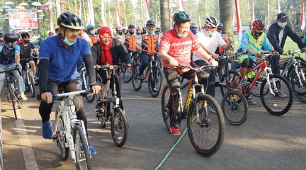 Wali kota Yuliyanto bersama wakil wali Kota Salatiga beserta Ketua DPRD Kota Salatiga melakukan sepeda santai keliling Kota Salatiga. (Istimewa)