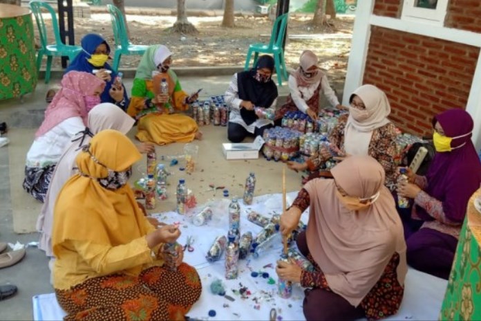 Tim PKK Batang saat membuat ecobrick di belakang Kantor PKK. (Istimewa)