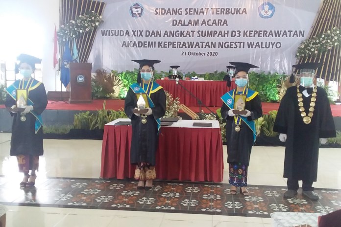 Para wisudawati terbaik bersama Direktur Akper Ngesti Waluyo Prihanto. (Istimewa)