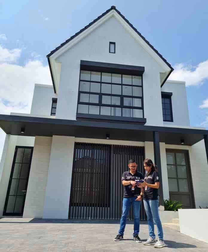RUMAH CONTOH: Perumahan Citra Grand Semarang kini menggandeng IKEA. Terlihat marketing manajer (kanan) memantau progres rumah contoh. (DOKUMEN PRIBADI)