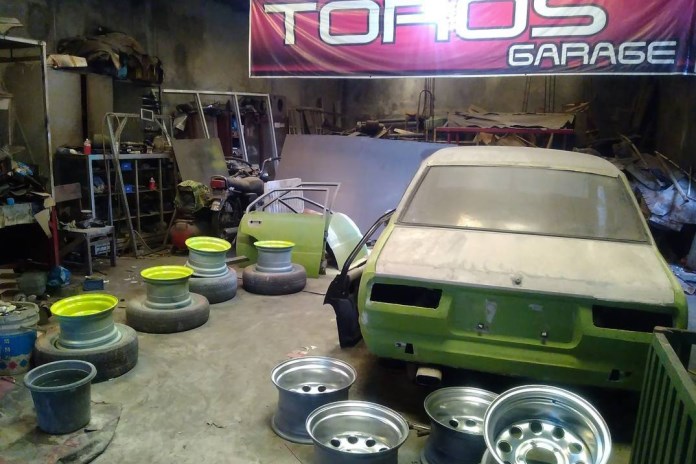 Proses pengerjaan dan hasil pelebaran velg kaleng. (Istimewa)