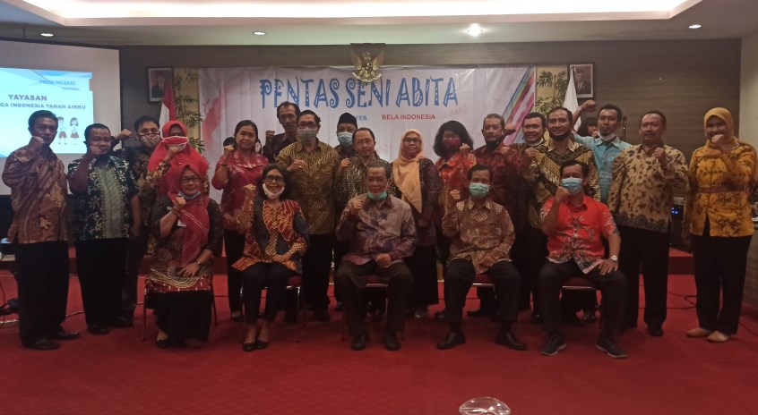 Ketua Pusat Yayasan Abita Dr Hari Wulyanto abadikan momen bersama pengurus usai launching Abita di Hotel Candi Semarang (27/10/2020). (M Hariyanto/Jawa Pos Radar Semarang)