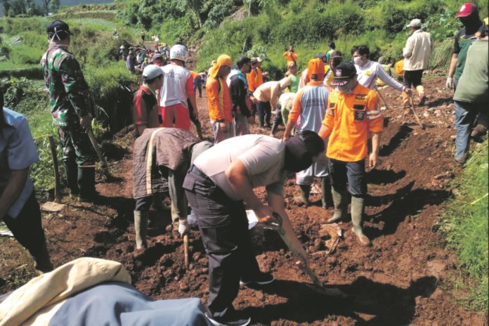Pemda bersama aparat dan relawan saat bekerja bakti membersihkan material longsor di Desa Pranten, Kecamatan Bawang, Sabtu (18/4/2020). (Istimewa)
