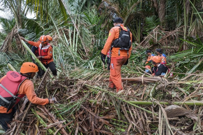 Tim SAR Gabungan berupaya mencari korban banjir bandang di sekitar sungai duet, Desa Bebengan, Kecamatan Boja, Kabupaten Kendal Jumat (20/11/2020). (Istimewa)