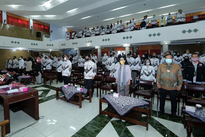 Anggota MPR RI bersama PGRI Kota Semarang menyanyikan lagu Indonesia Raya dan Mars PGRI saat acara sosialisasi Empat Pilar MPR RI di Gedung Balai Kota Semarang. (Istimewa)