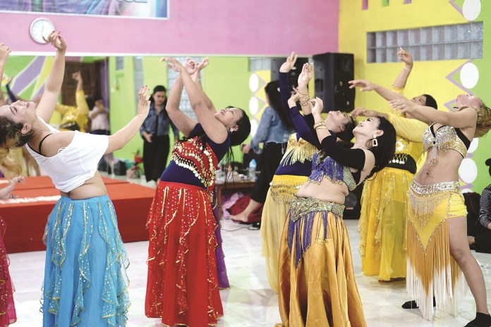 Trie Susilowati saat mengajarkan seni belly dance di Sanggar Pingky Management, Pegandon. (Budi Setiyawan/Jawa Pos Radar Semarang)