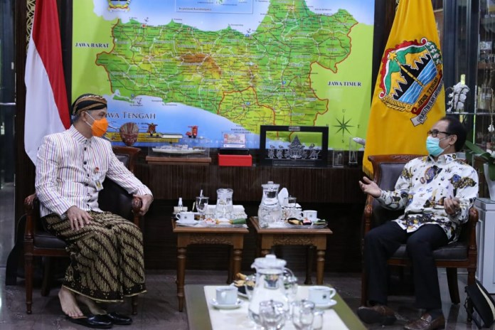 Mantan Duta Besar Indonesia untuk Libya, Raudin Anwar saat audiensi dengan Gubernur Jateng Ganjar Pranowo, Kamis (12/11/2020). (Istimewa)