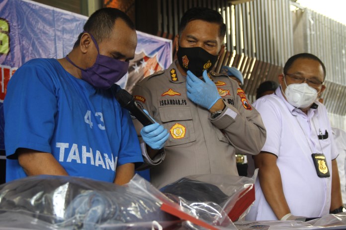 Kabid Humas Polda Jawa Tengah Kombes Pol Iskandar Fitriana Sutisna saat menginterogasi tersangka Sholeman alias Subur alias Eko. (Nurchamim/Jawa Pos Radar Semarang)