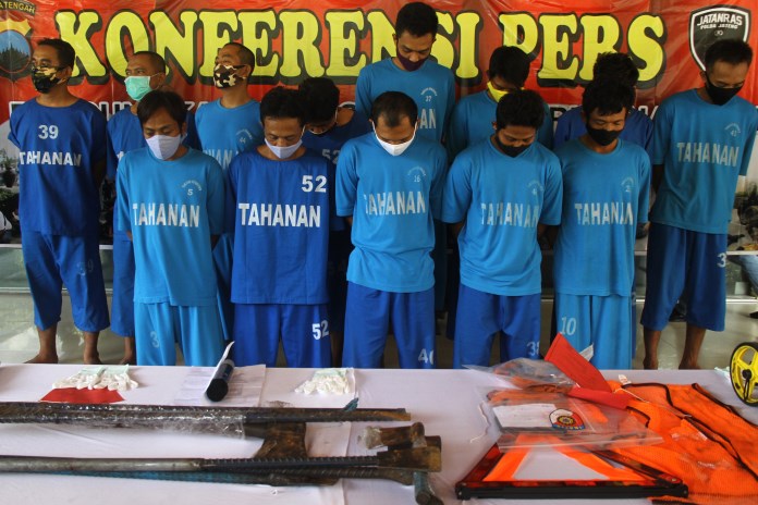 anggota sindikat pencurian kabel yang berhasil diringkus Ditreskrimum Polda Jateng. (Nurchamim/Jawa Pos Radar Semarang)