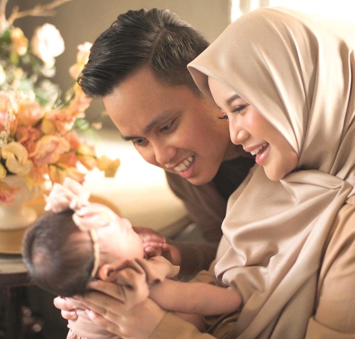 Cabup Dico M Ganinduto dan istrinya Chacha Frederica tengah menimang putri pertamanya. (Istimewa)