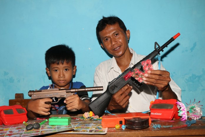 Mainan jadul kembali digemari saat ini. Harganya pun sampai jutaan rupiah. (Nur Chamim/Jawa Pos Radar Semarang)