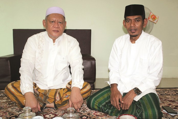 Cawabup Muhammad Badruddin Ma’shum bersama kakak kandungnya, KH Zainal Arifin Ma’shum. (Wahib Pribadi/Jawa Pos Radar Semarang)