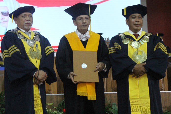 Habib Muhammad Luthfi bin Yahya (tengah) menerima gelar  Doktor Kehormatan (Honoris Causa) dari Universitas Negeri Semarang (Unnes), Senin (9/11/2020). (Nurchamim/Jawa Pos Radar Semarang)