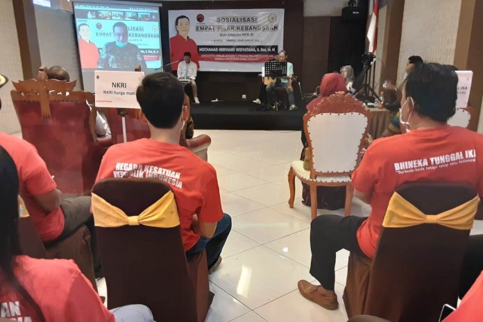 Anggota Komisi V DPR Mochamad Herviano Widyatama saat sosialisasi empat pilar kebangsaan melalui vocon. (Budi Setiawan/Jawa Pos Radar Semarang)