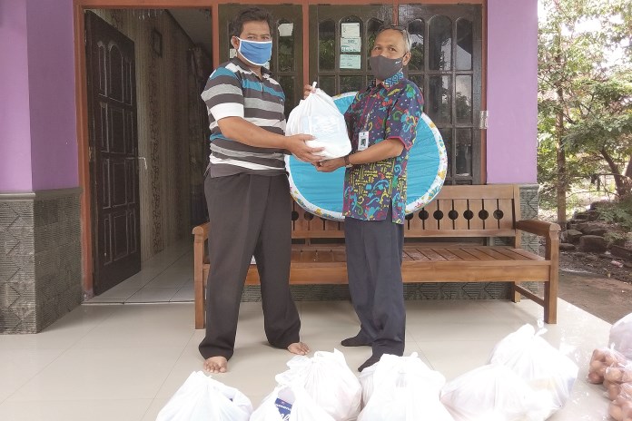 Warga Kalibening menerima bantuan dari Dinsos Pemkot Salatiga. (Dhinar Sasongko/Jawa Pos Radar Semarang)