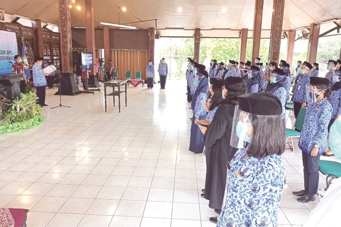 Bupati Semarang Mundjirin pimpin ucap sumpah janji sebagai PNS di pendapa rumah dinasnya Rabu (25/11/2020). (Maria Novena/Jawa Pos Radar Semarang)