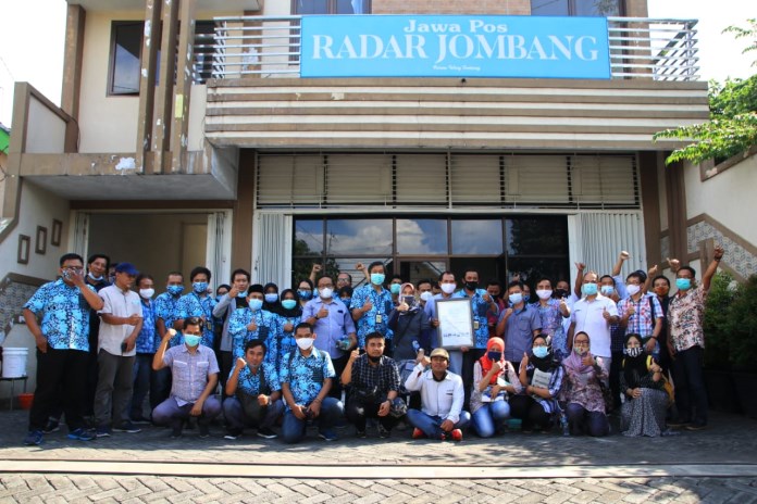 Direktur Jawa Pos Radar Semarang dan Radar Kudus Baehaqi menerima cenderamata dari Direktur Jawa PosRadar Jombang M Nur Kholis saat kunjungan belajar. (Lutfi Hanafi/Jawa Pos Radar Semarang)