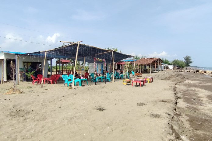 Kafe-kafe di tepi Pantai Sigandu yang mulai menjamur. Sebagian besar belum memiliki izin usaha. (Riyan Fadli/Jawa Pos Radar Semarang)