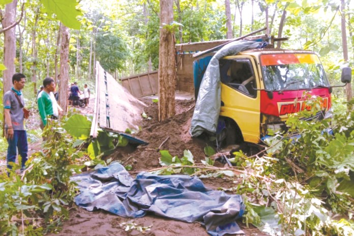 Truk pasir yang ringsek di bagian belakang usai menabrak pohon jati. (Riyan Fadli/Jawa Pos Radar Semarang)