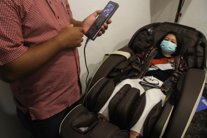 Calon konsumen saat relaksasi di pameran kursi pijat di DP Mall kemarin (16/11/2020). Gaya hidup sehat sekaligus bebas dari risiko terkena virus korona, membuat penjualan kursi pijat mengalami kenaikan. (Nurchamim/Jawa Pos Radar Semarang)
