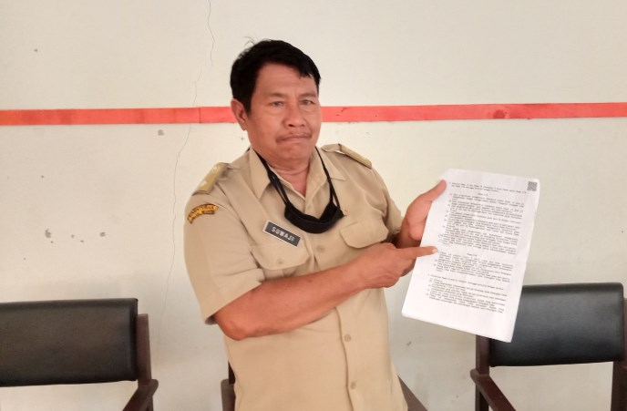 Kades Mentosari Kecamatan Gringsing menunjukkan berita acara penolakan hasil ujian sekdes. (Riyan Fadli/Jawa Pos Radar Semarang)