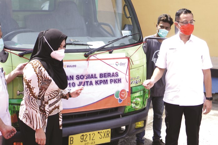 Menteri Sosial Juliari P Batubara bersama Bupati Kendal Mirna Annisa saat penutupan penyaluran program BSB di Gudang Bulog Sumberejo. (Budi Setiyawan/Jawa Pos Radar Semarang)