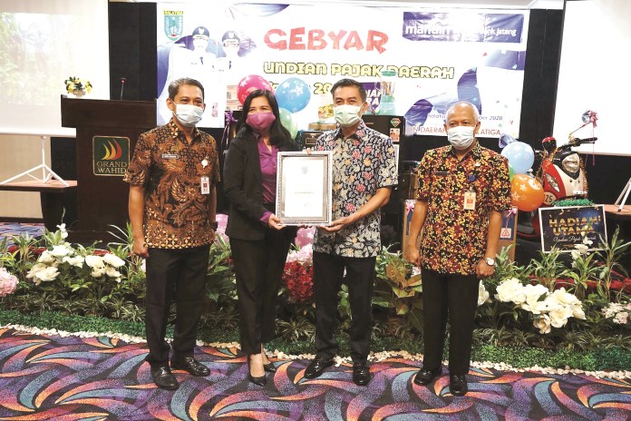 Wali Kota Salatiga Yuliyanto memberi apresiasi wajib pajak yang telah melakukan pembayaran tepat waktu. (Dhinar Sasongko/Jawa Pos Radar Semarang)