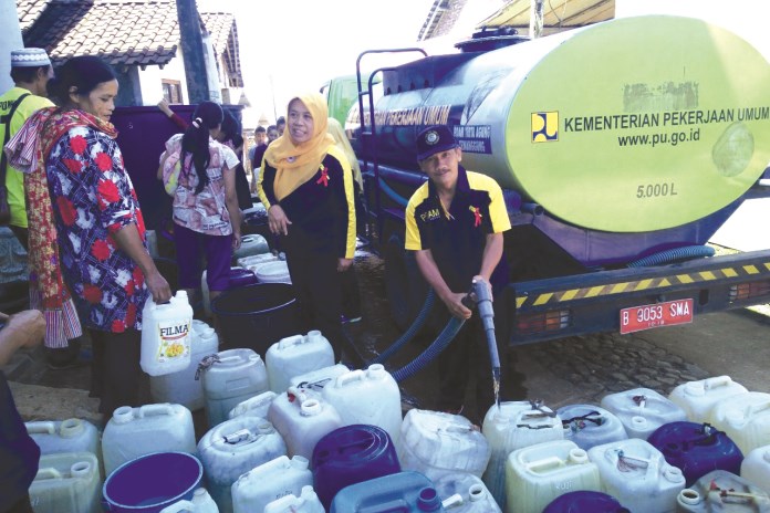 Petugas PDAM Tirta Agung berusaha meningkat layanan kepada masyarakat dengan penyediaan air yang cukup. (Istimewa)