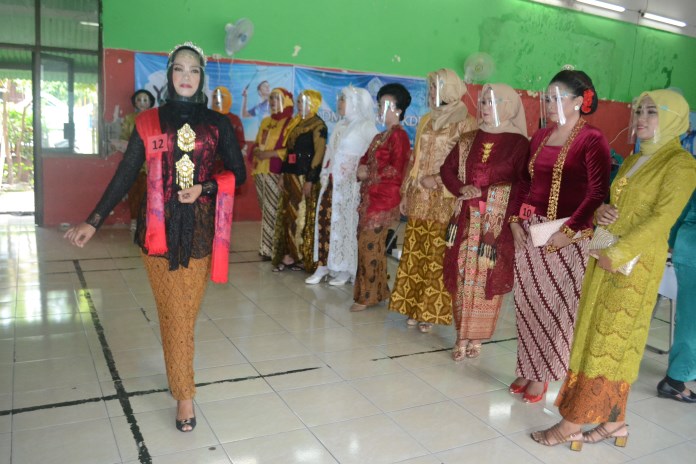 Para peserta lomba keluwesan saat bertanding dalam peringatan HKG PKK ke-48 di Balai Kelurahan Krobokan, Minggu (15/11/2020). (M Nur Wahidi/Jawa Pos Radar Semarang)