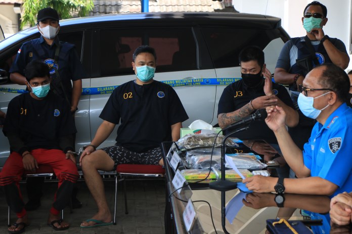Hanif Nur Faizin (tengah) tersangka peredaran permen mengandung sari daun ganja yang ditangkap. (Nurchamim/Jawa Pos Radar Semarang)
