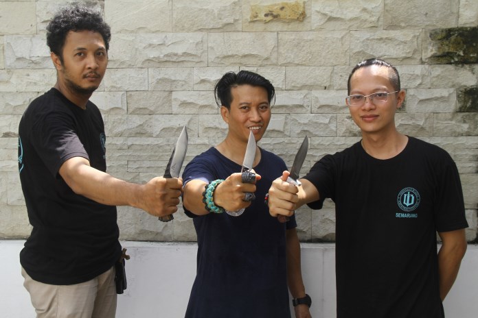 Anggota IB Chapter Semarang dengan berbagai koleksi pisau yang harganya hingga jutaan rupiah. (Nur Chamim/Jawa Pos Radar Semarang)