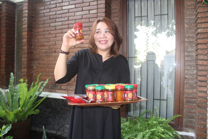 Indah Roesdiatmoko memamerkan Sambal Tcap Lombok Oedel miliknya yang memiliki varian rasa berbeda. (Dewi Akmalah/ Jawa Pos Radar Semarang)