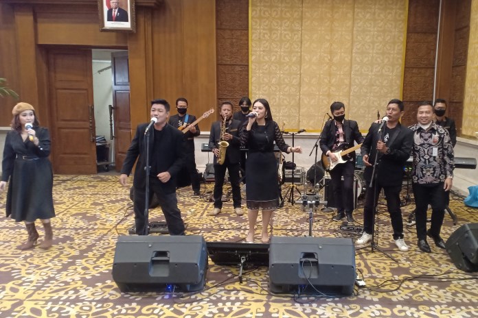Personel Senopati Band berfoto bersama dengan Andre Hehanusa, ketika mengisi sebuah acara beberapa waktu lalu. (Istimewa)