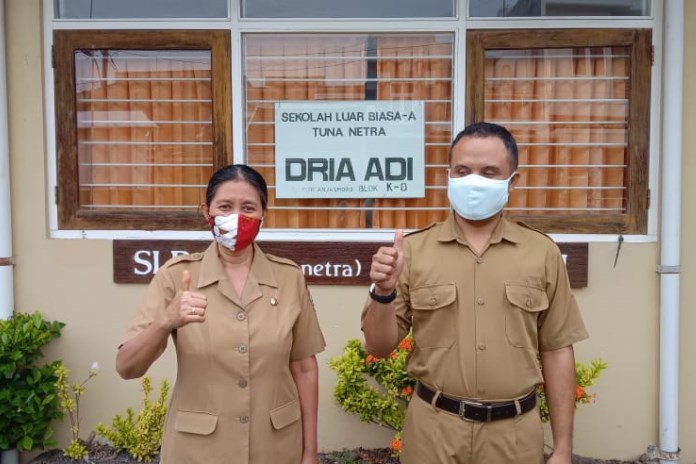 Kristina Carlos dan Timotius Joko Pramono di depan gedung sekolah SLB A Dria Adi Semarang. (Anastasia Vinky Hariningtyas/Jawa Pos Radar Semarang)