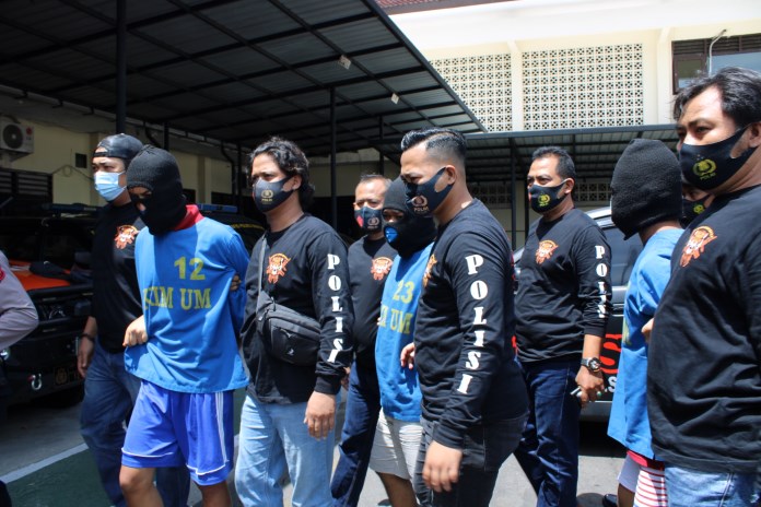 Pelaku pembunuhan dan penadah saat digelandang petugas Reskrim Polres Semarang.  (Maria Novena/Jawa Pos Radar Semarang)