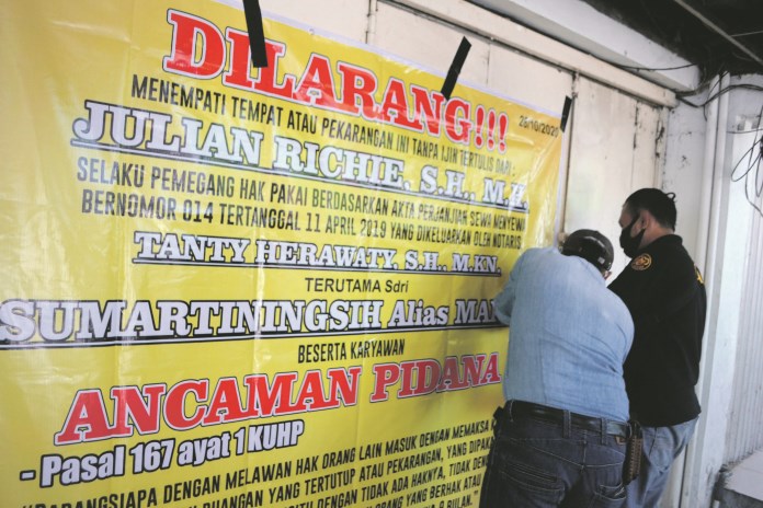 Pihak Julian Richie menyegel ruko yang selama ini ditempati Sumartiningsih. (Nur Wahidi/Jawa Pos Radar Semarang)