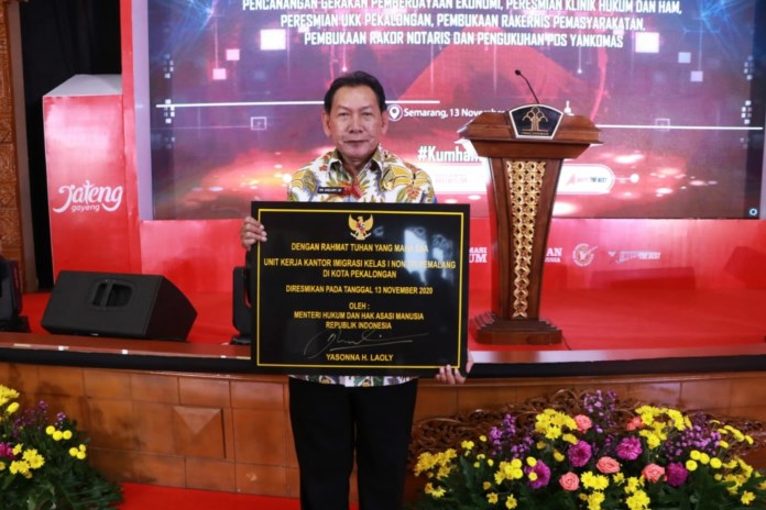 Wali Kota Pekalongan HM Saelany Machfudz memegang plat peresmian UKK Kota Pekalongan yang disahkan Menkumham. (Istimewa)