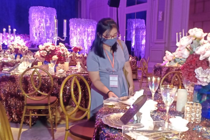 Salah satu pengunjung melihat pameran The Renaissance Romanza Wedding Fair, yang menawarkan kemewahan dan keamanan. (Adennyar Wycaksono/Jawa Pos Radar Semarang)