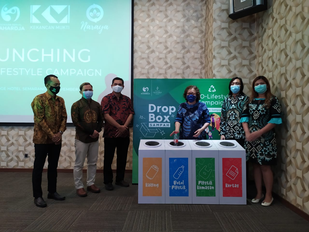 Peluncuran program Eco Lifestyle Campaign “Ayo Pilah Sampahmu” oleh Ketua Yayasan Karya Sosial Rahardja, Ibu Maria Carizza, Komisaris PT. Kekancan Mukti Group, Bapak Andri Rahardja, dan Hotel Manager Grand Edge Hotel Bapak Joko Priyono, Jumat, (13/11/2020