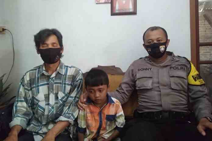 SEMANGAT SEHAT: Rahmad Juni Setiaji bersama ayahnya, Darman, dan Aipda Donny Sugiarto di rumahnya. (RIRI RAHAYUNINGSIH/JAWA POS RADAR SEMARANG)